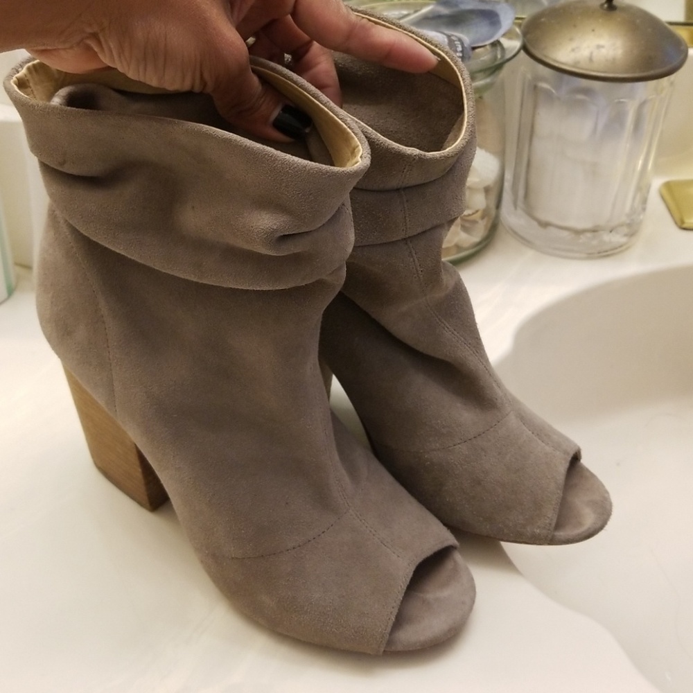 Stunning boot small mark on heel but still very be